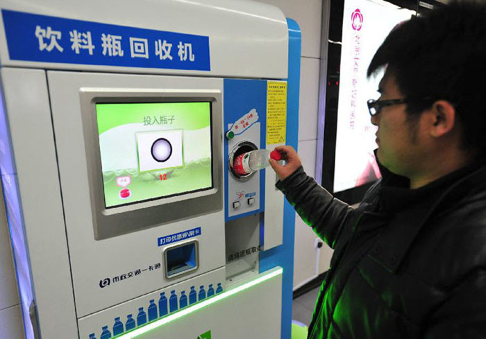 В пекинской подземке за проезд можно заплатить пластиковыми бутылками