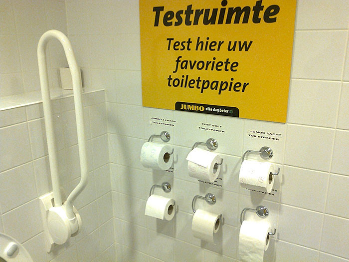 Туалет в датском супермаркете, где можно протестировать туалетную бумагу, которая есть в продаже