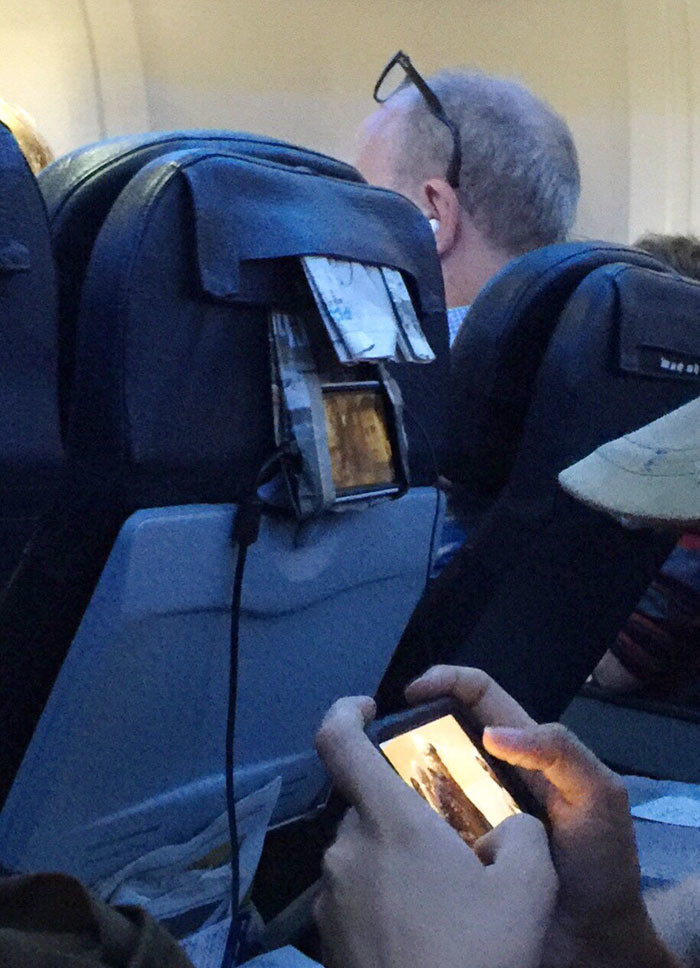 Вот так с помощью газеты или гигиенического пакера можно укрепить смартфон на спинке самолетного кресла, чтобы смотреть фильм со свободными руками