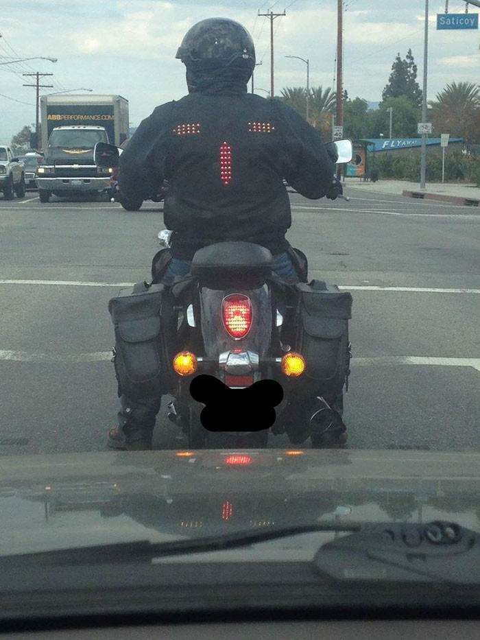 На спине этой байкерской куртки дублируются поворотники и стоп-сигнал