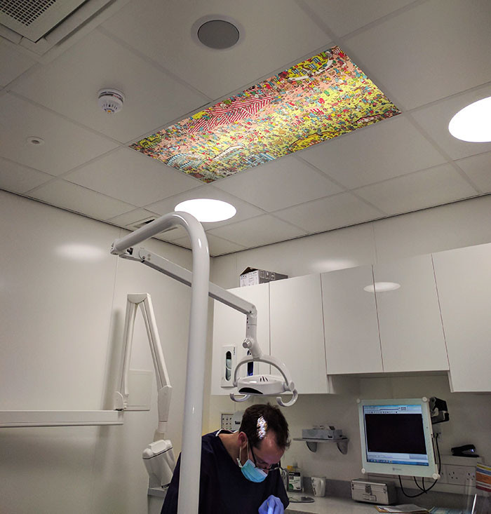 Цветной витраж на потолке в кабинете дантиста - залог спокойствия пациента во время приема