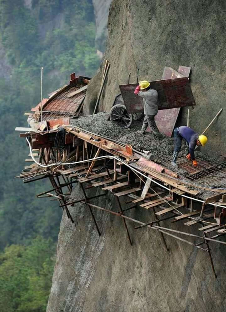 Возведение дороги на скале в Китае 
