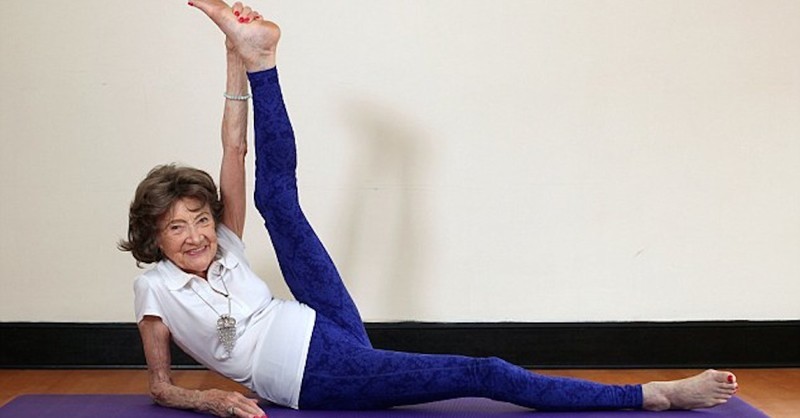 98-летняя Тао Порчон-Линч - старейший в мире инструктор по йоге