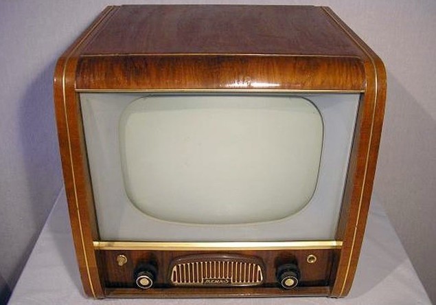 Нашел объявление о продаже телевизора на Авито, продавец Сергей Филиппович, телевизор Темп3, живой, цена по договаренности