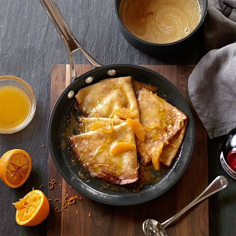 Креп Сюзетт (Crêpe Suzette) — это французский десерт, состоящий из тоненьких блинчиков с апельсиновым соусом и ликёром Куантр. 