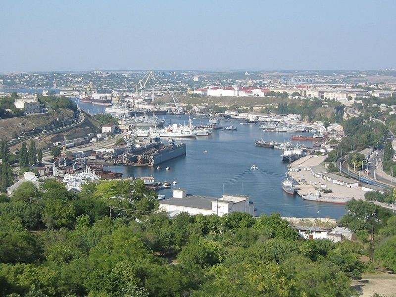 Южная бухта - здесь расположена Судоверфь, Севастопольский морской завод, многочисленные причалы, а также жд вокзал