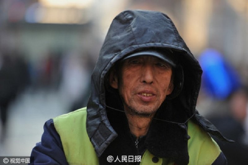 Китайский дворник за 30 лет оплатил образование 37 обездоленных детей