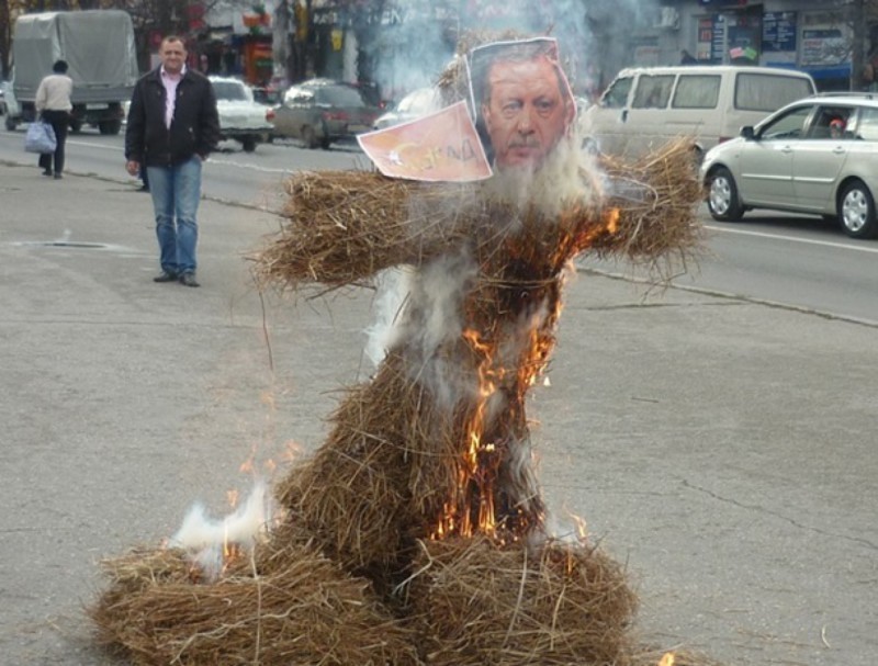 Крымчане сожгли чучело Эрдогана 
