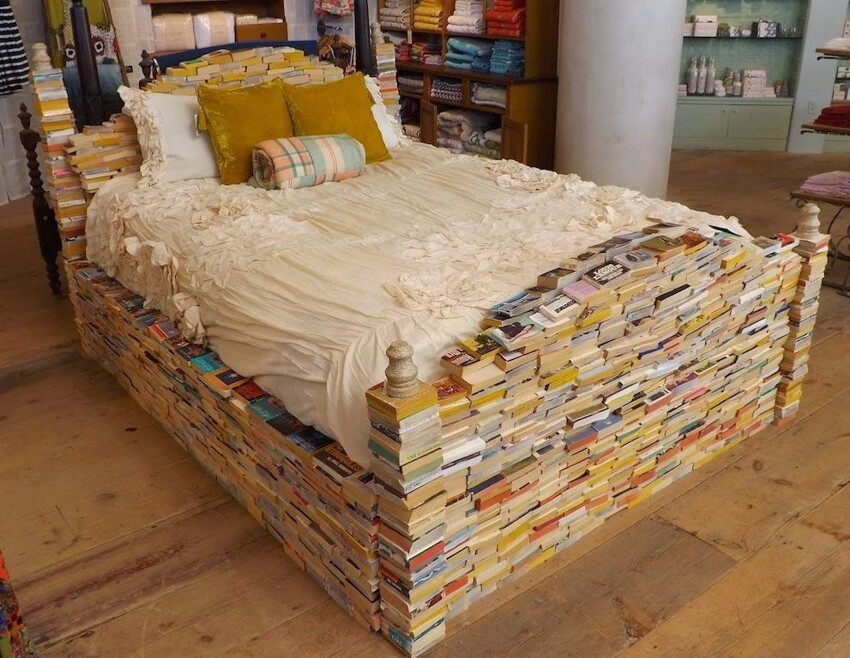 Кровать из книг 