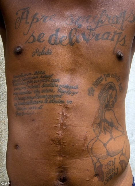 Одна из татуировок заключенного гласит: «После страдания приходит избавление».
