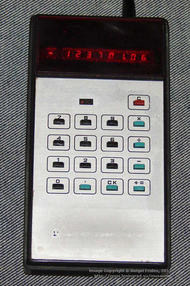23. «Электроника Б3-10» — портативный электронный калькулятор, работающий от аккумулятора, 1974 год