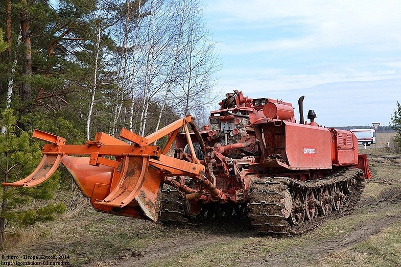 ЛХТ-100 (на фото Машина лесо-пожарная, гусеничная МЛПГ ЛХТ-100А-12-ЭФЭР-2ВН.)