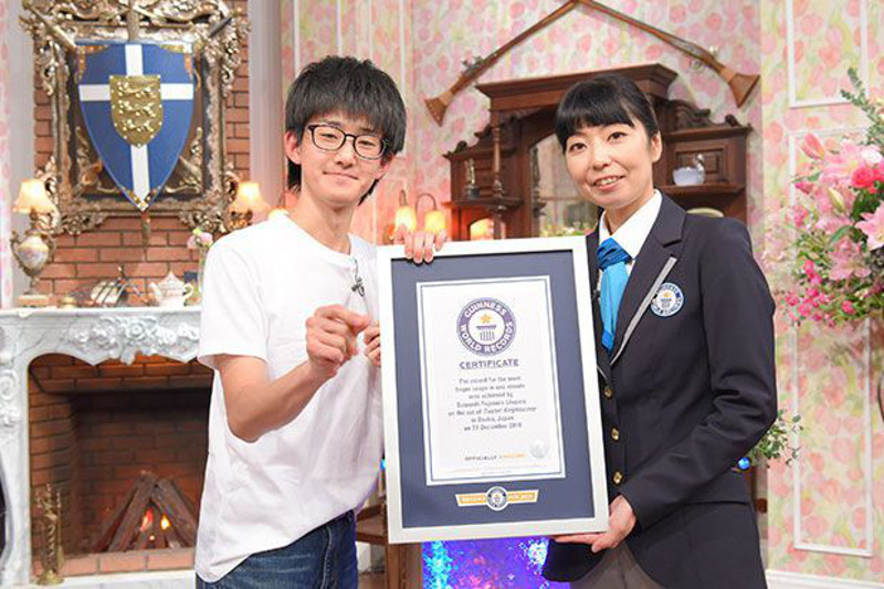 Новый безумный рекорд из Японии: 296 щелчков пальцами за минуту