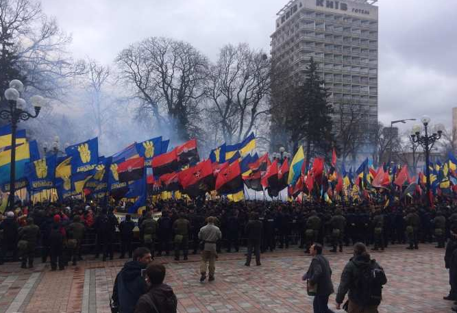 Центр Киева в дыму, «майданщики» пустили в ход дымовые шашки