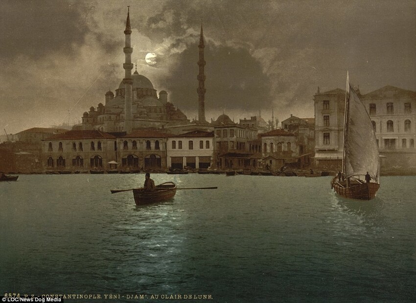 Мечеть Йени-Джами ( "новая мечеть") при лунном свете, вид с воды 