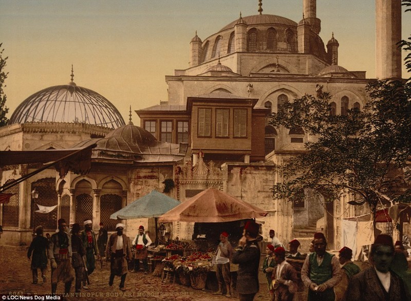 На этом интереснейшем снимке - мечеть и оживленная улица с торговыми шатрами в районе Константинополя под названием Скутари 