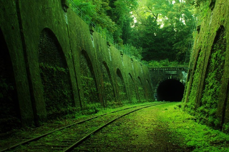 Заброшенный железнодорожный тоннель во Франции.
