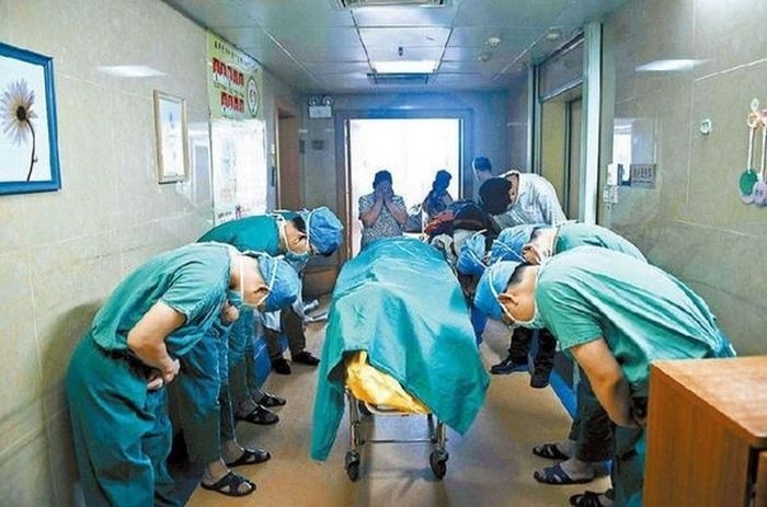 Китайские врачи кланяются мальчику, который болея раком мозга, спас жизни других людей, став донором. 