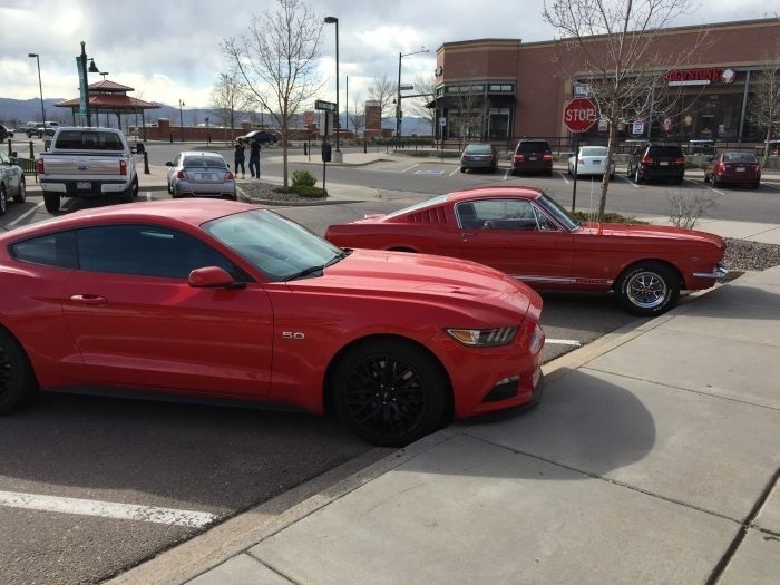 Встреча поколений. Ford Mustang 1-го и последнего поколений.