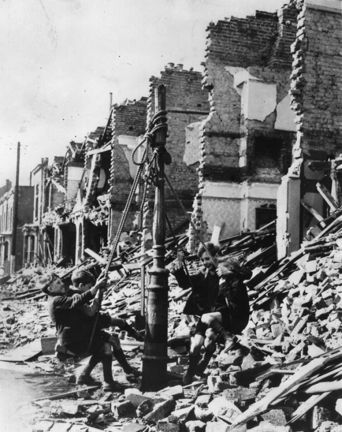47. Самодельные качели после бомбардировки в Лондоне, 1940 год