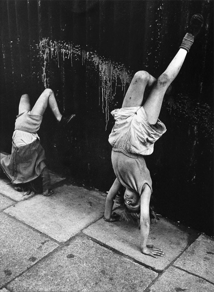 15. Девочки пытаются стоять на руках, Лондон 1956 год