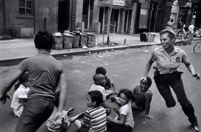 20. Полицейские играют с детьми, Гарлем, 1978 год