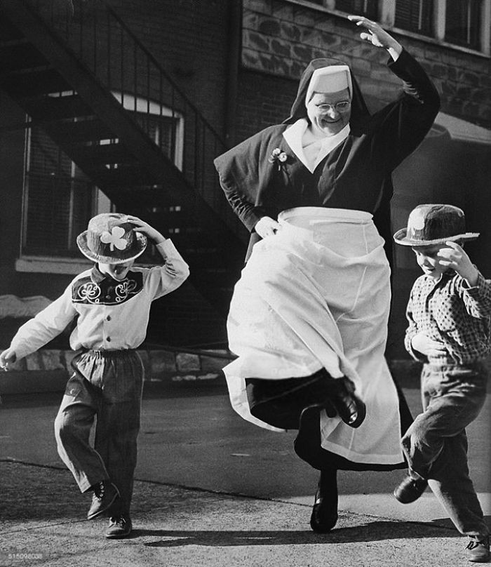 26. Монахиня танцует с детьми в День святого Патрика, Ирландия, 1964 год