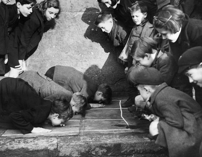 5. Игра на улице Кинг-Кросс, Лондон, 1938 год