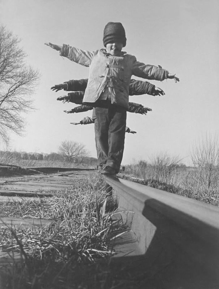 46. Дети балансируют на рельсе, Южная Дакота, 1959 год 