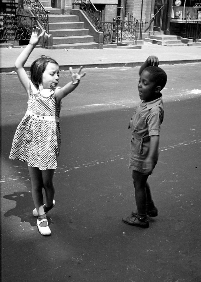 4. Дети танцуют на одной из улиц Нью-Йорка, 1940 год