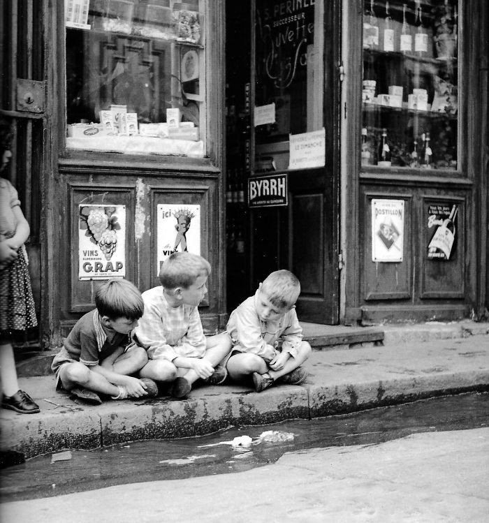 17. Запуск бумажных корабликов, Париж, 1950 год 