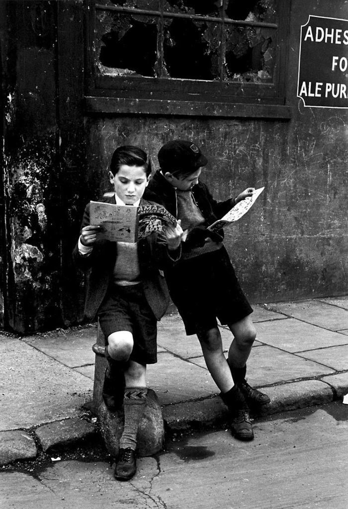 16. Мальчики смотрят комиксы, 1952 год