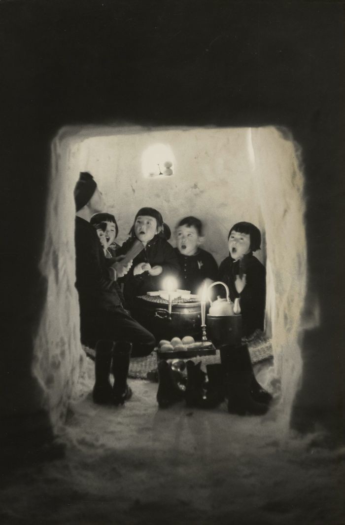 41. Дети поют в снежной пещере, Ниигата, 1956 год