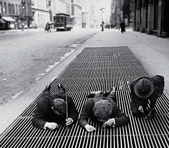 14. В попытках вытащить упавшие монеты, Нью-Йорк, 1930 год 