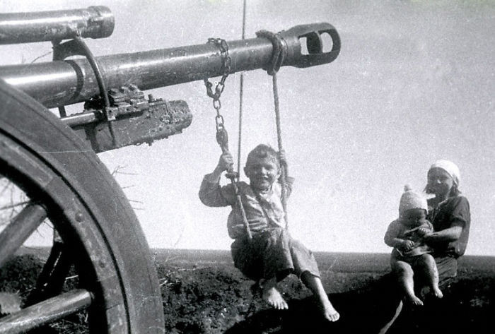 34. Мальчик на "качелях", Россия, 1944 год