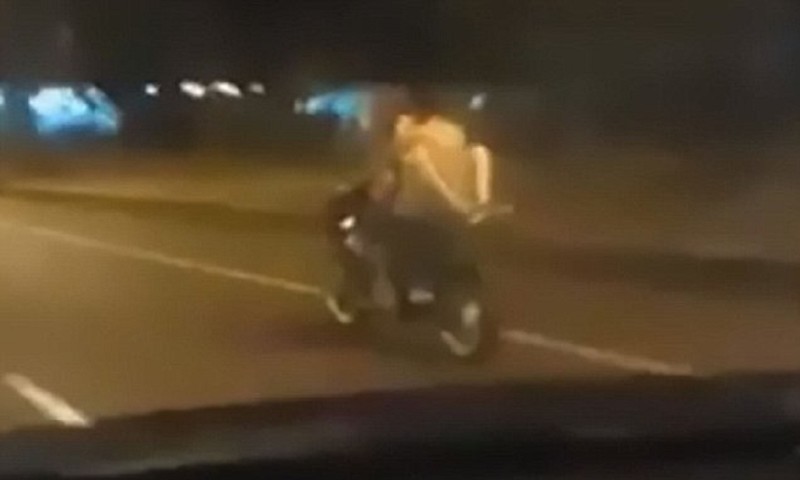 Беспечные ездоки: парочка парагвайцев предалась любовным утехам на мчащемся мотоцикле!