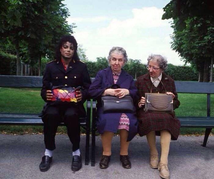 Майкл Джексон с двумя старушками на скамейке в парке, 1985 г  