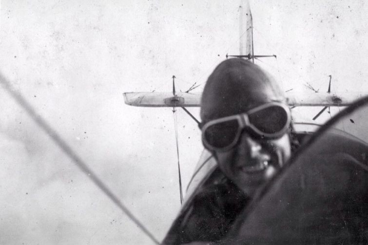 В 1915 году английский лётчик  