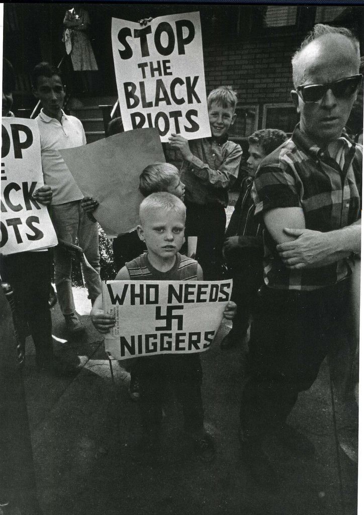 Мальчик с плакатом "Кому нужны ниггеры?". США, 1959 год  