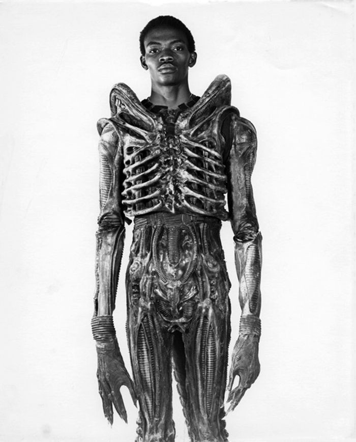 Семифутовый Болайи Бадейо, нигерийский студент-дизайнер в созданном им костюме из классического фантастического триллера "Чужой", 1978 год  