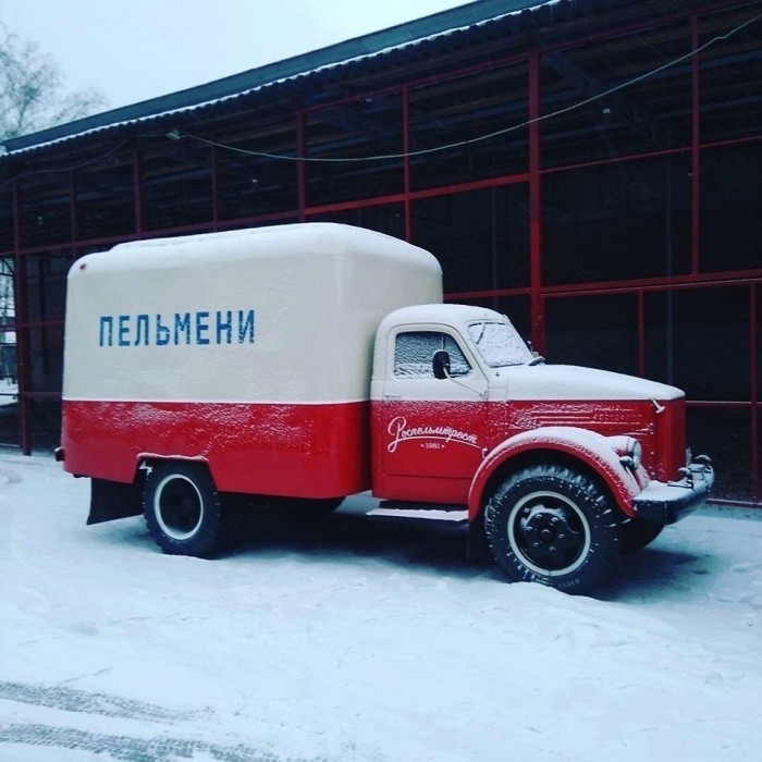 Спецмашина для доставки пельменей.