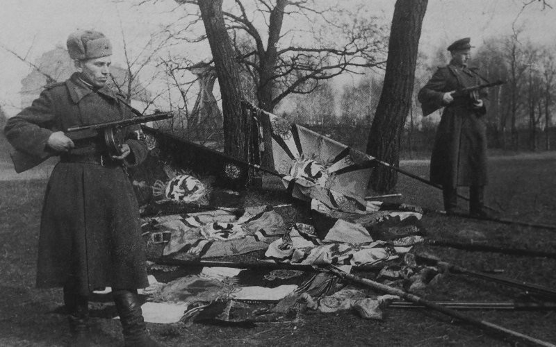 Красноармейцы c пистолетами-пулеметами ППШ у захваченных немецких войсковых знамен в Германии. 