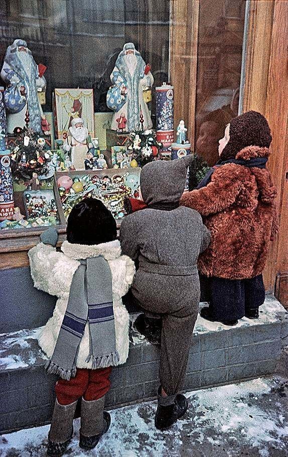 У витрины магазина, 1961 год.