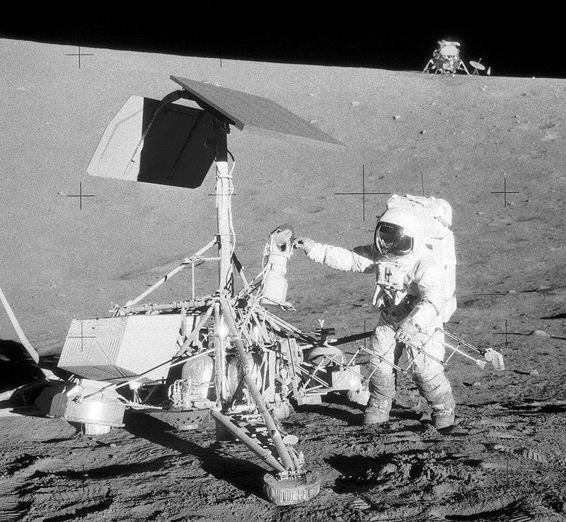 "Аполлон-12" смог прилуниться в 300 метрах от АМС Сервейер-3". Экипажу была поставлена задача демонтировать часть оборудования зонда, которое простояло на Луне три года