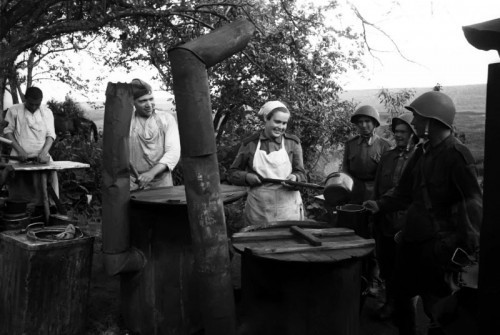 Выдача горячей пищи на советской полевой кухне