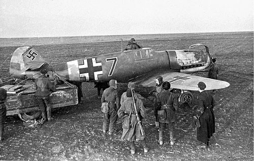  Захват немецкого истребителя Messerschmitt BF-109E после вынужденной посадки
