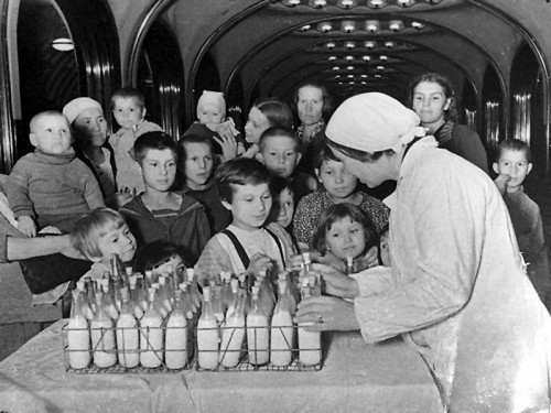 Раздача молока детям на станции московского метро «Маяковская»