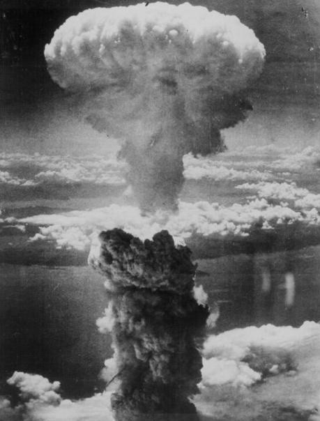 Атомный гриб над Нагасаки.  