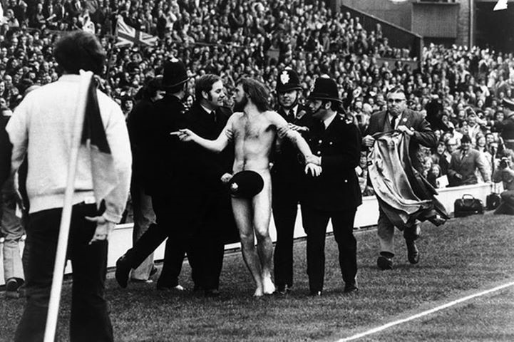 На финале английского чемпионата по регби 1975 года присутствовала королева со свитой и множество политиков.  