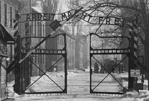 Надпись над входом в фашистский лагерь смерти Освенцим гласит: «Труд делает свободным».  